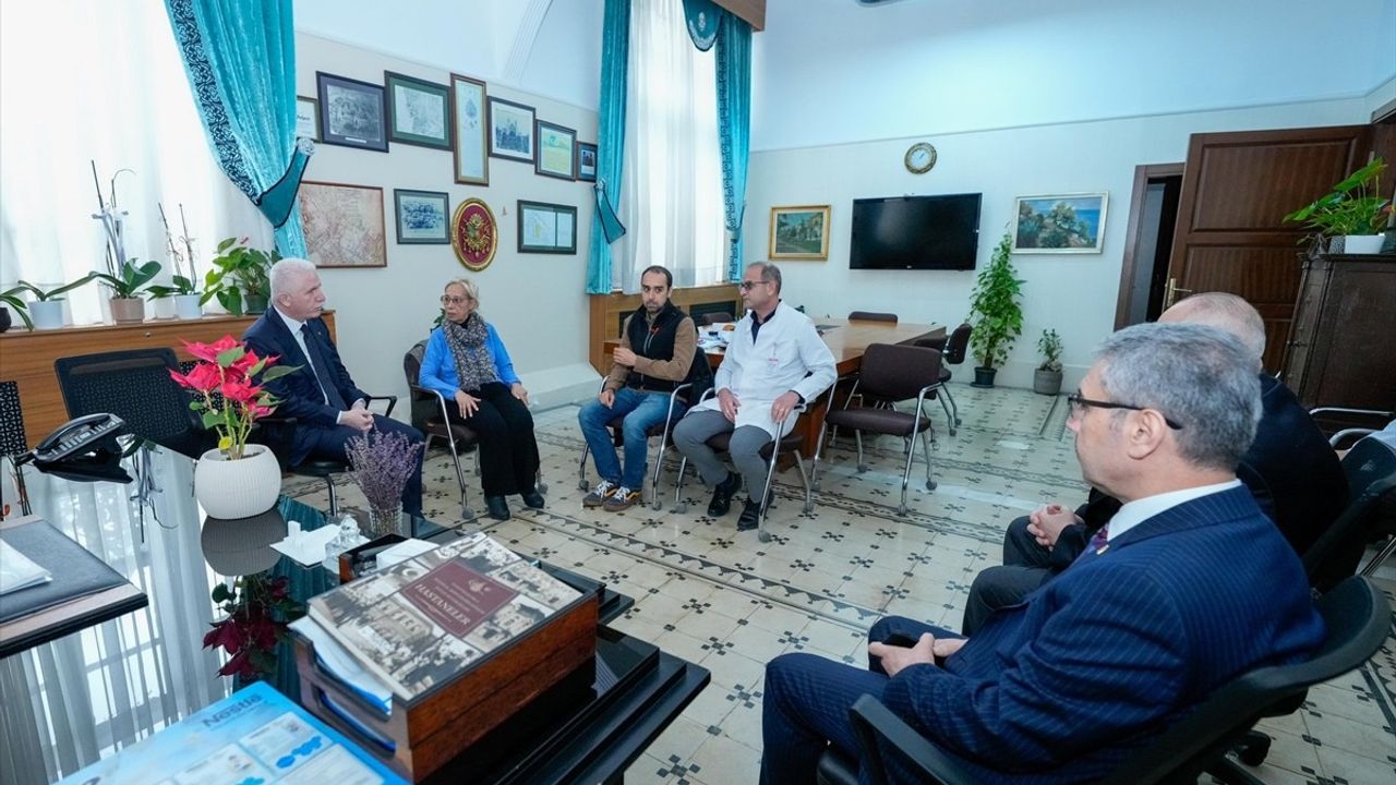 İstanbul Valisi Gül, Edip Akbayram'ı Hastanede Ziyaret Etti