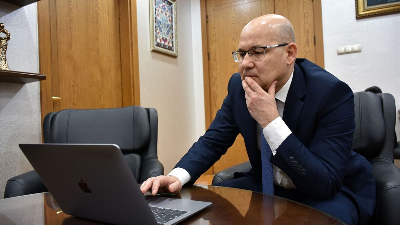 İzmir Adli Yargı Komisyonu Başkanı Gökberk Sunal, Yılın Kareleri Oylamasında