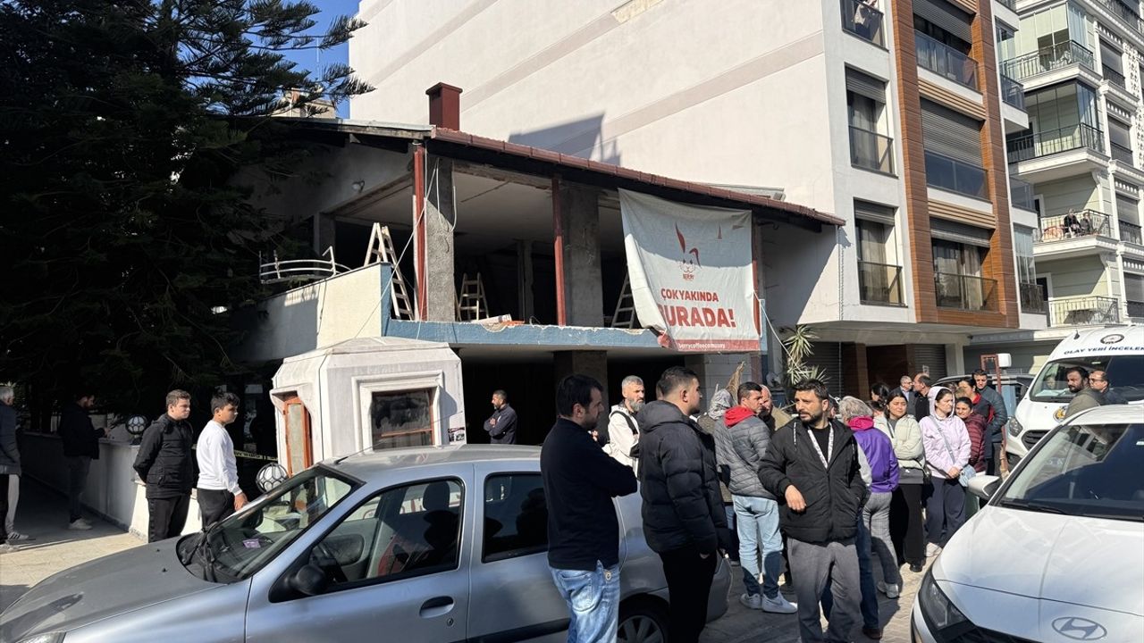 İzmir'de Çatıdan Düşen İşçi Hayatını Kaybetti