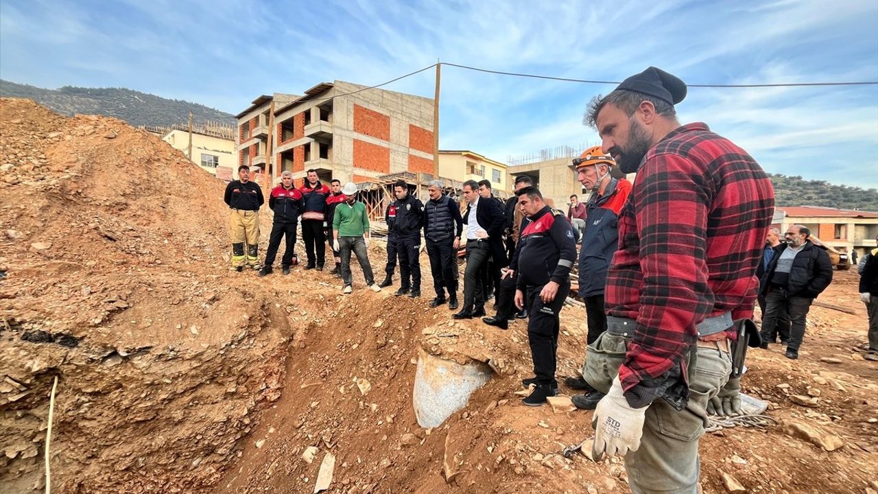 İzmir'de İnşaat Göçüğünde İşçi Kurtarıldı