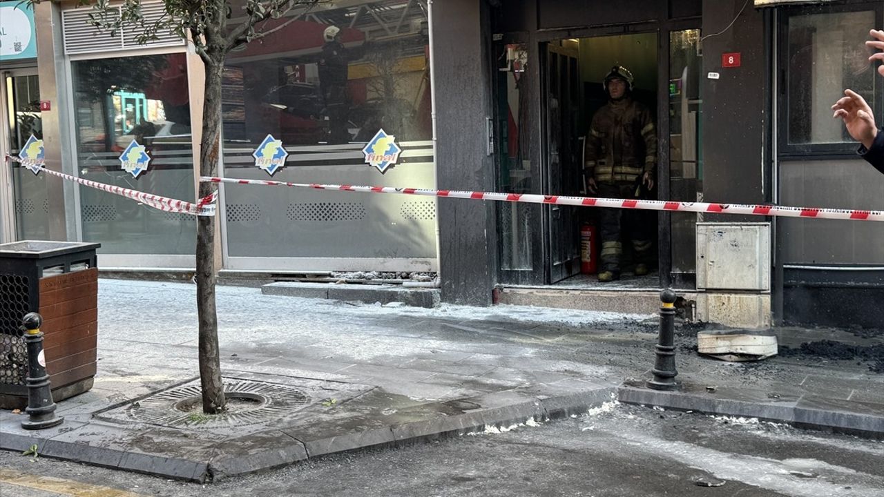 Kağıthane'de Dış Cephe Yangını Kontrol Altına Alındı