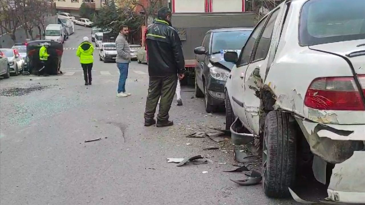 Kağıthane'de Trafik Kazası: 6 Araca Çarpan Sürücü Yaralandı