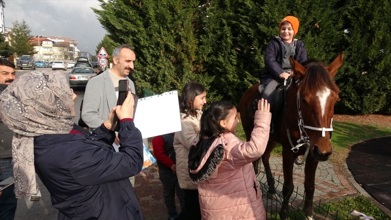 Karabük'te İkiz Kardeşler At Üzerinde Karnelerini Aldı
