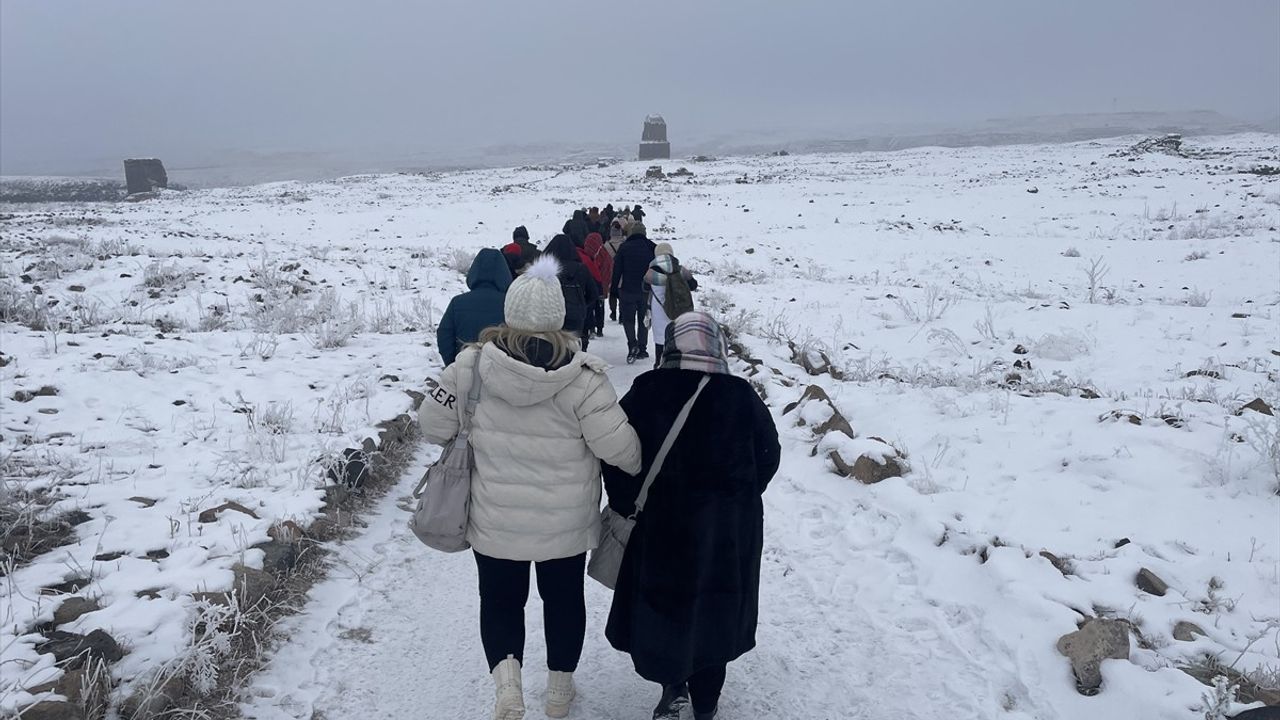 Karla Kaplanan Ani Ören Yeri Kış Güzelliği ile Ziyaretçileri Ağırlıyor