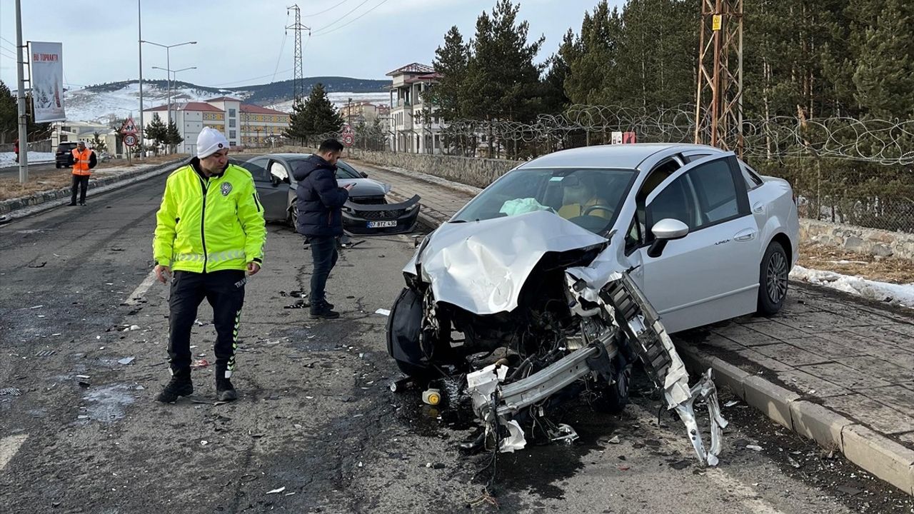 Kars'ta İki Otomobil Çarpıştı: 3 Yaralı