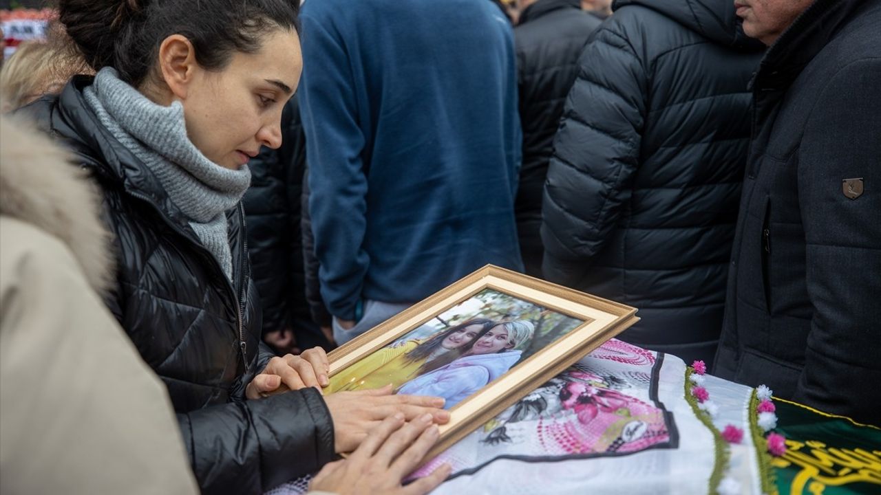 Kartalkaya'daki Yangında Hayatını Kaybeden Anne ve Kızı Son Yolculuğuna Uğurlandı