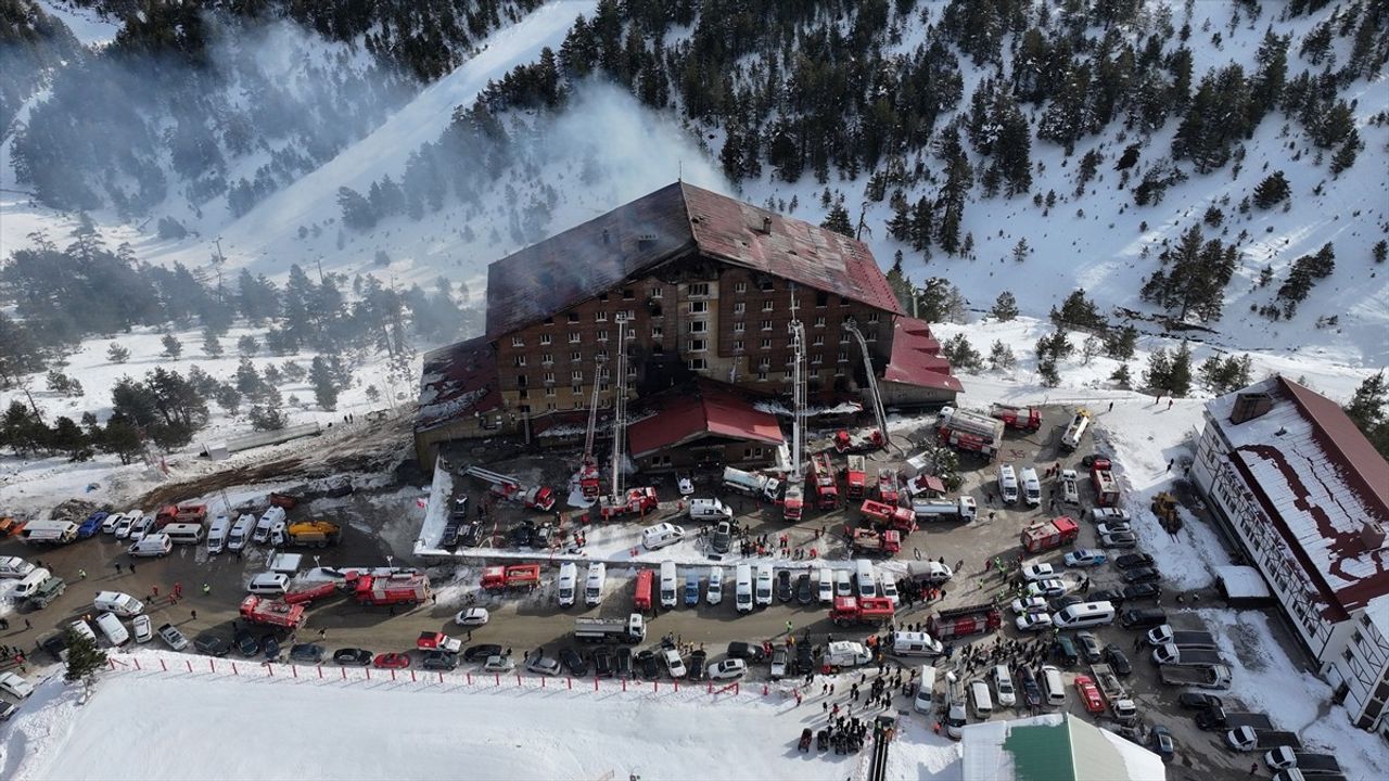 Kartalkaya Kayak Merkezi'nde Yangın Müdahalesi Devam Ediyor