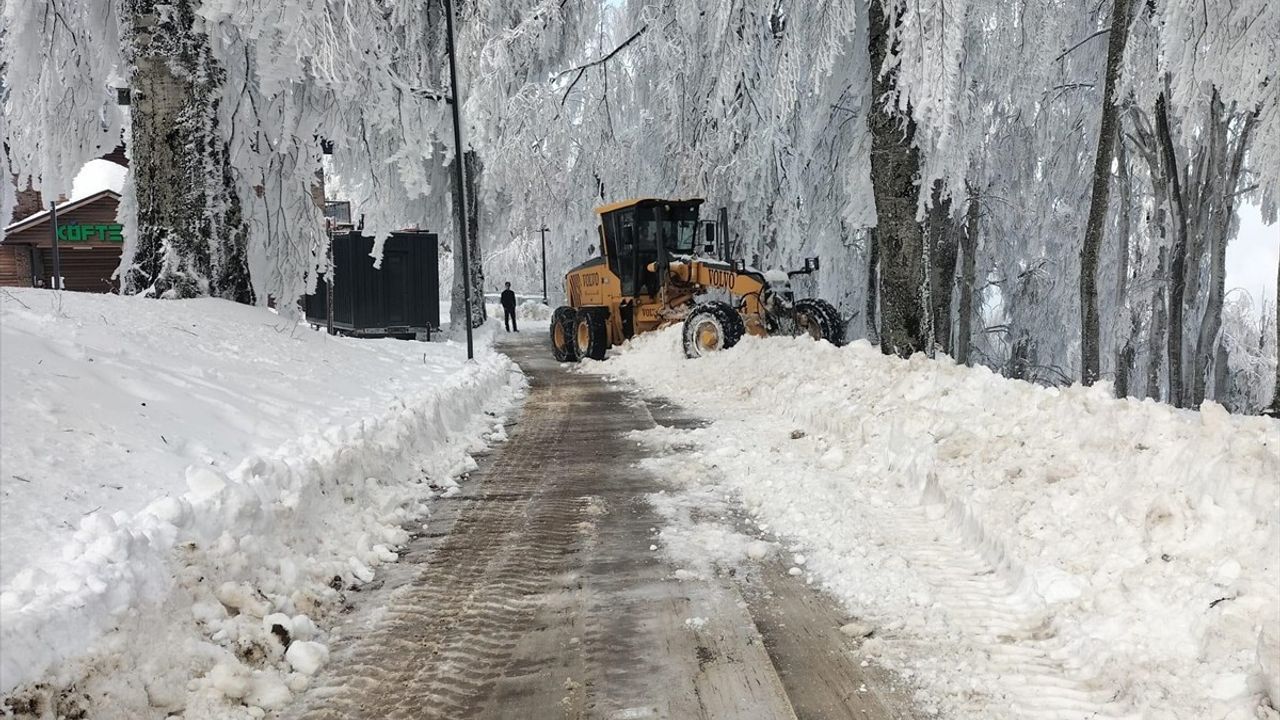 Kartepe'de Kar Yağdı, Kayak Sezonu İçin Hazırlar Tamamlandı