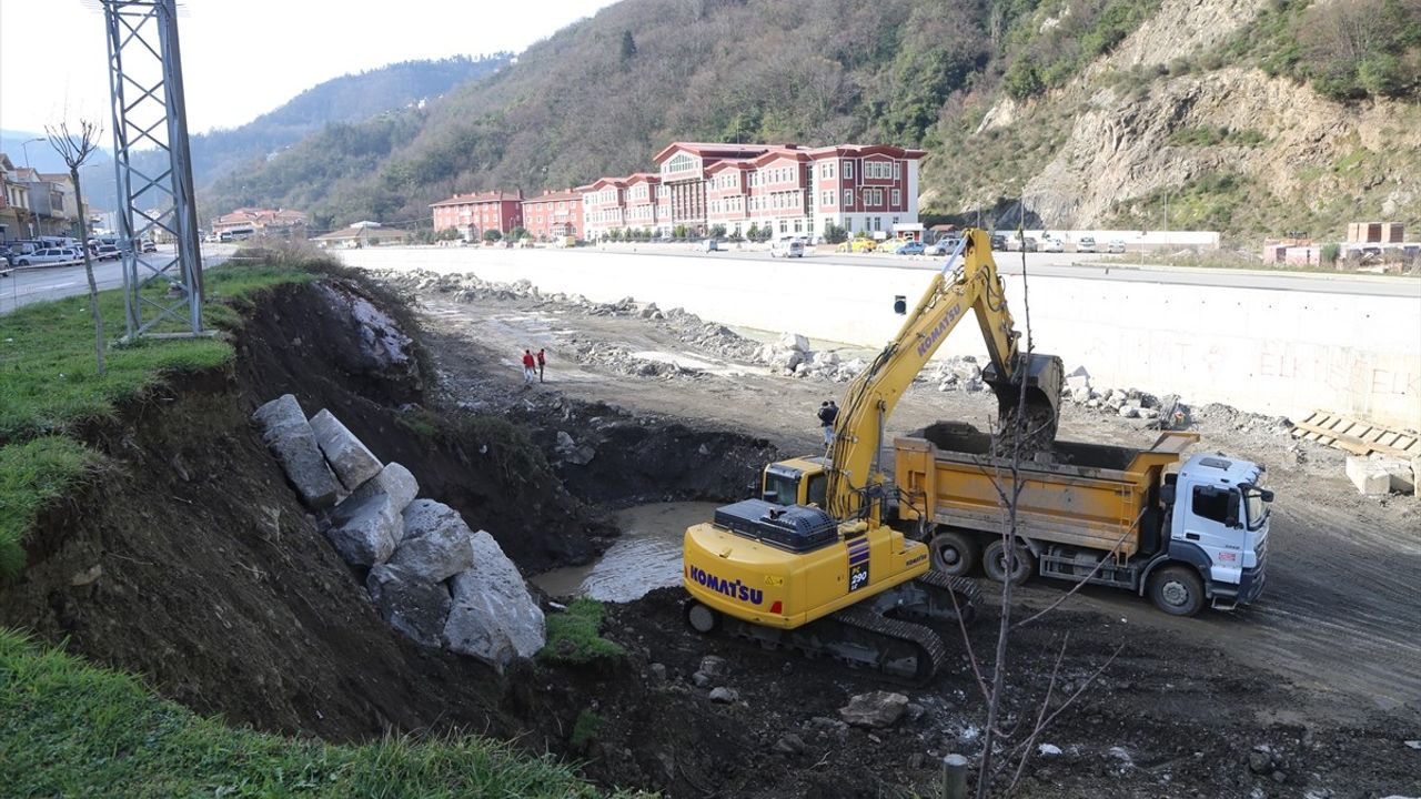 Kastamonu'da İnebolu Çayı'ndaki İstinat Duvarı Çöktü