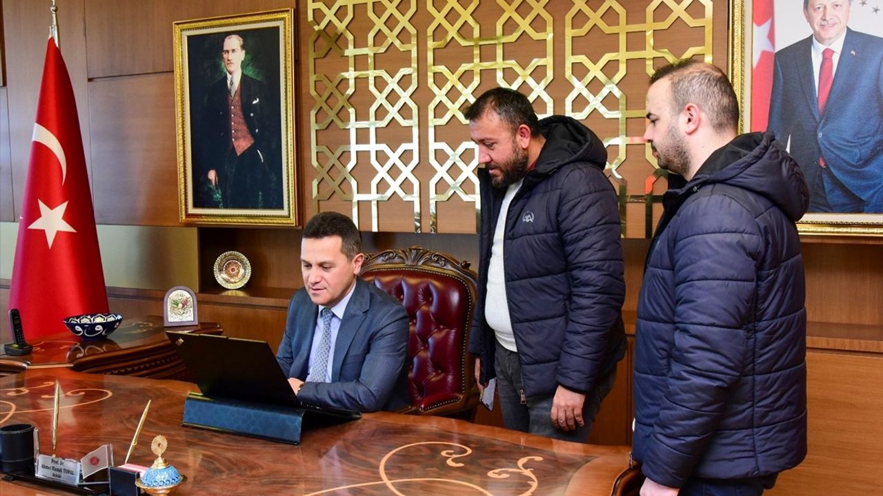 Kastamonu Üniversitesi Rektörü Prof. Dr. Ahmet Hamdi Topal, Anadolu Ajansı'nın Yılın Kareleri Oylamasında