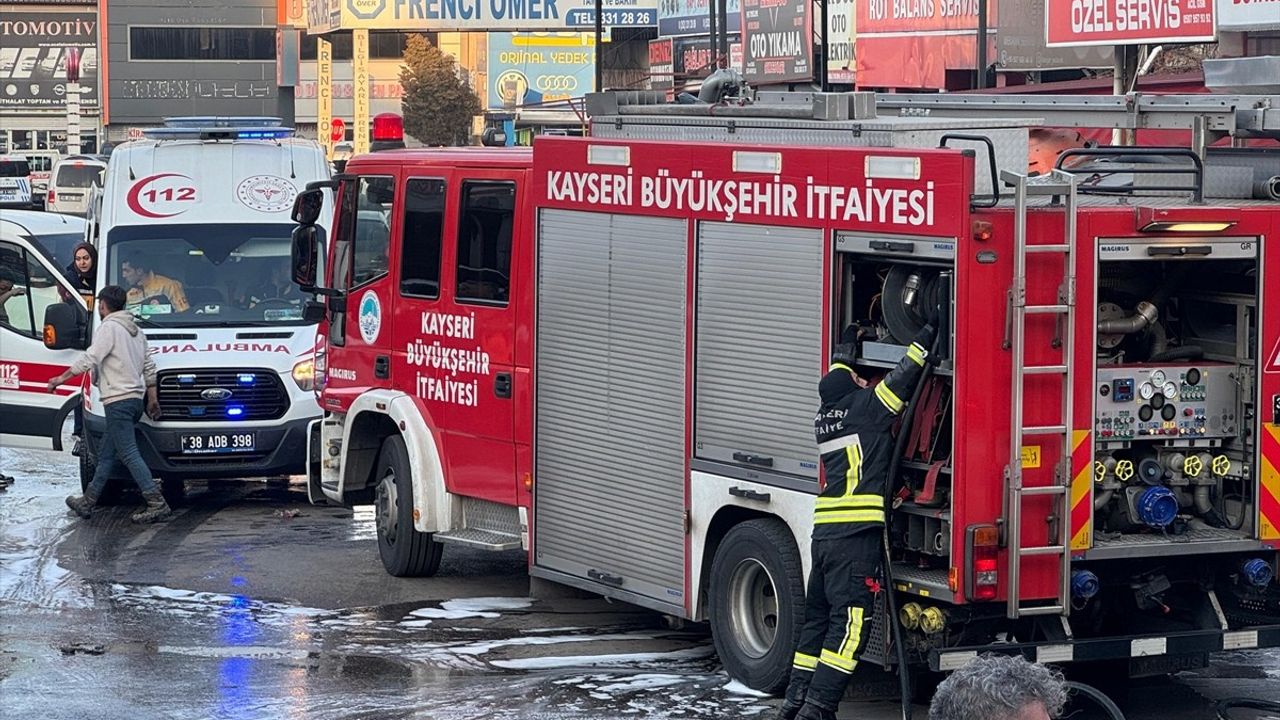 Kayseri'de Oto Tamirhanesinde Yangın Çıktı