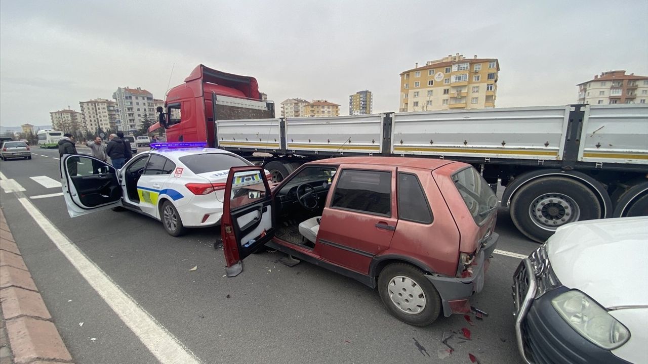 Kayseri'de Zincirleme Trafik Kazası: 2 Yaralı