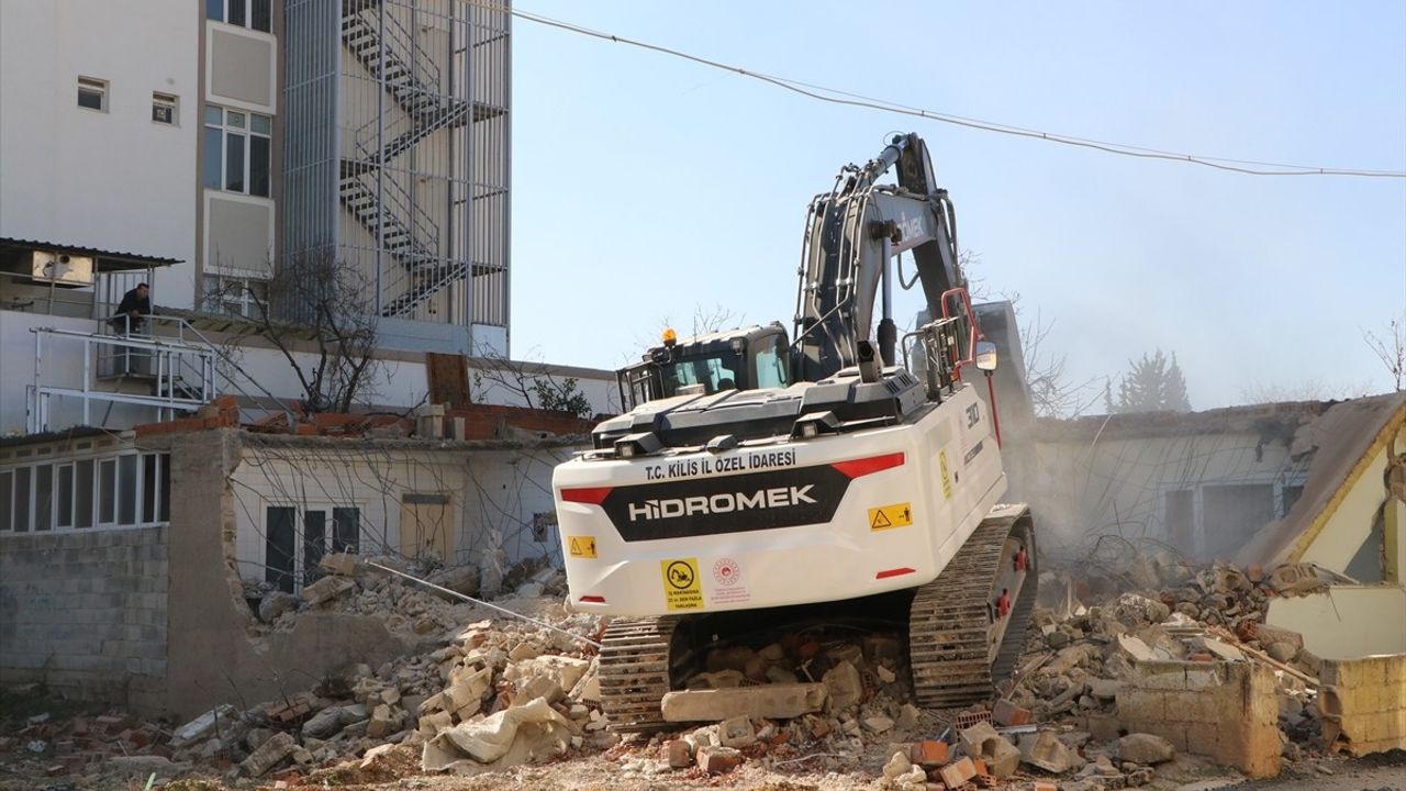 Kilis'te Depremzedelere Yönelik Yıkım Çalışmaları Devam Ediyor