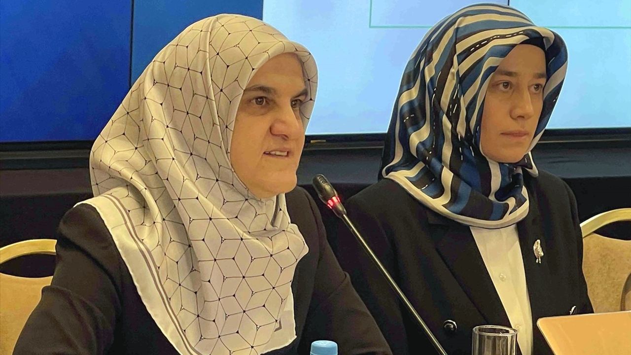 Kırgızistan'da Kadınların Dini Rolü Sempozyumu