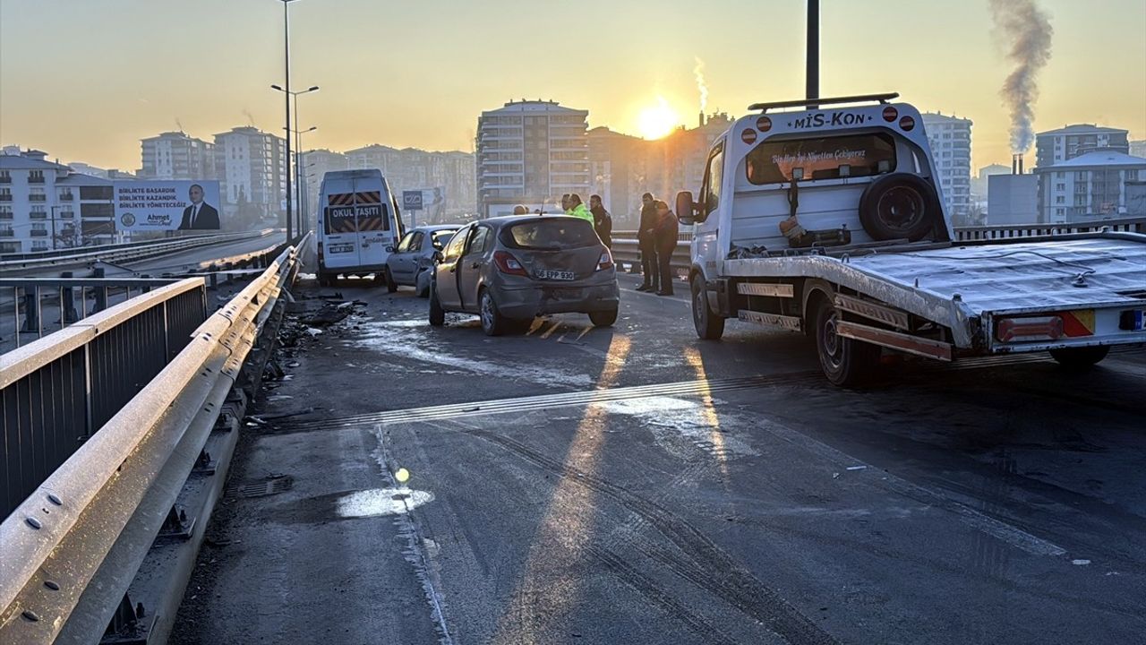 Kırıkkale'de 3 Araçla Meydana Gelen Trafik Kazasında 6 Yaralı