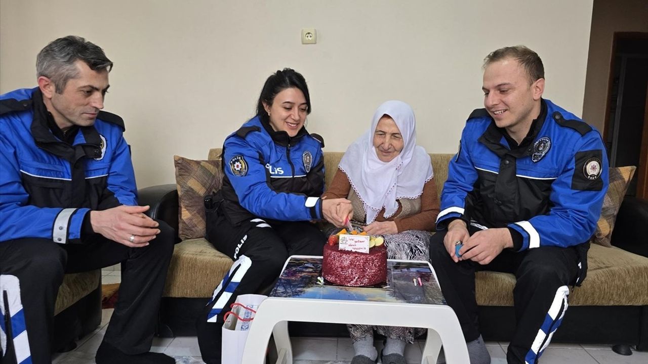 Kırıkkale'de Polislerden 81 Yaşındaki Kadına Doğum Günü Sürprizi