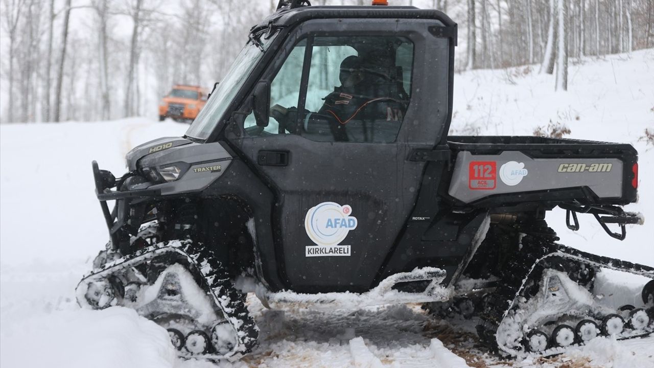 Kırklareli'de AFAD Karlı Yolları Paletli Araçlarla Aşıyor