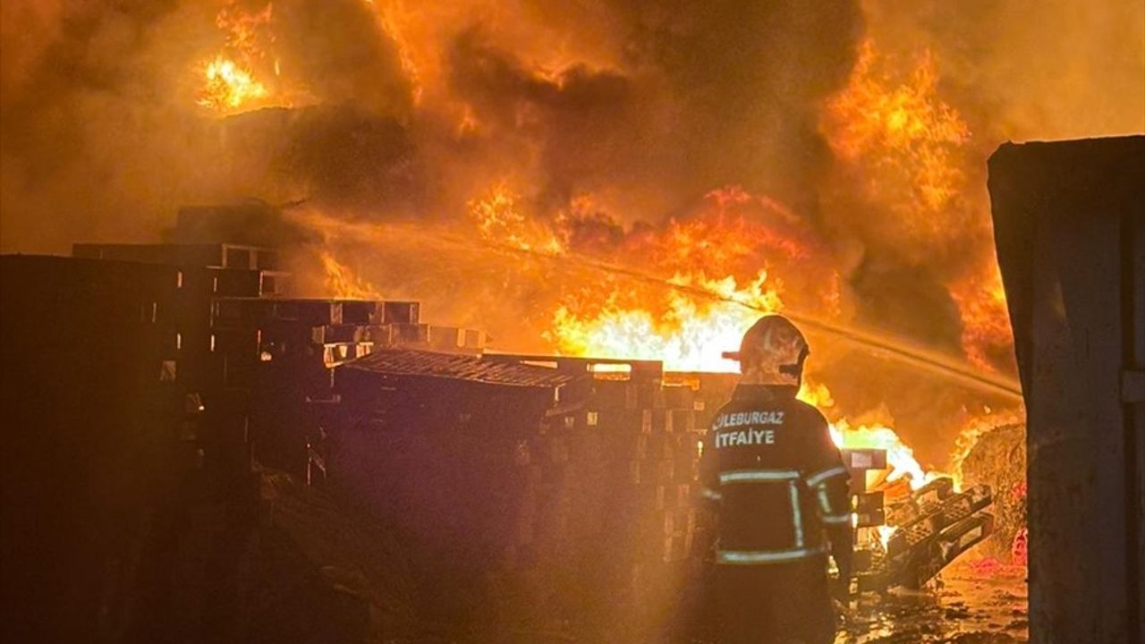 Kırklareli'nde Hurda Deposunda Yangın Söndürüldü