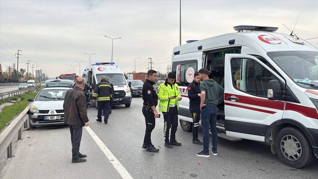 Kocaeli'de İki Araç Kaza Yaptı: 3 Yaralı