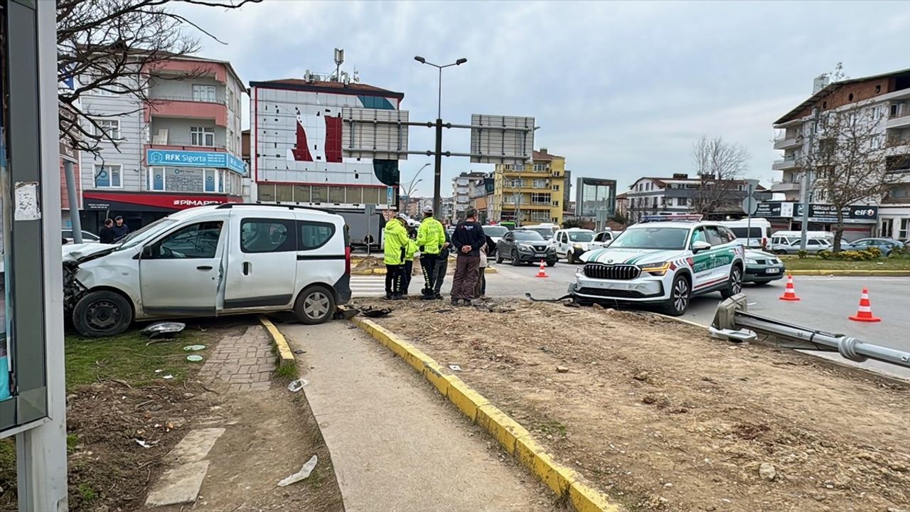 Kocaeli'de Jandarma Trafik Aracında Kaza: 1 Yaralı