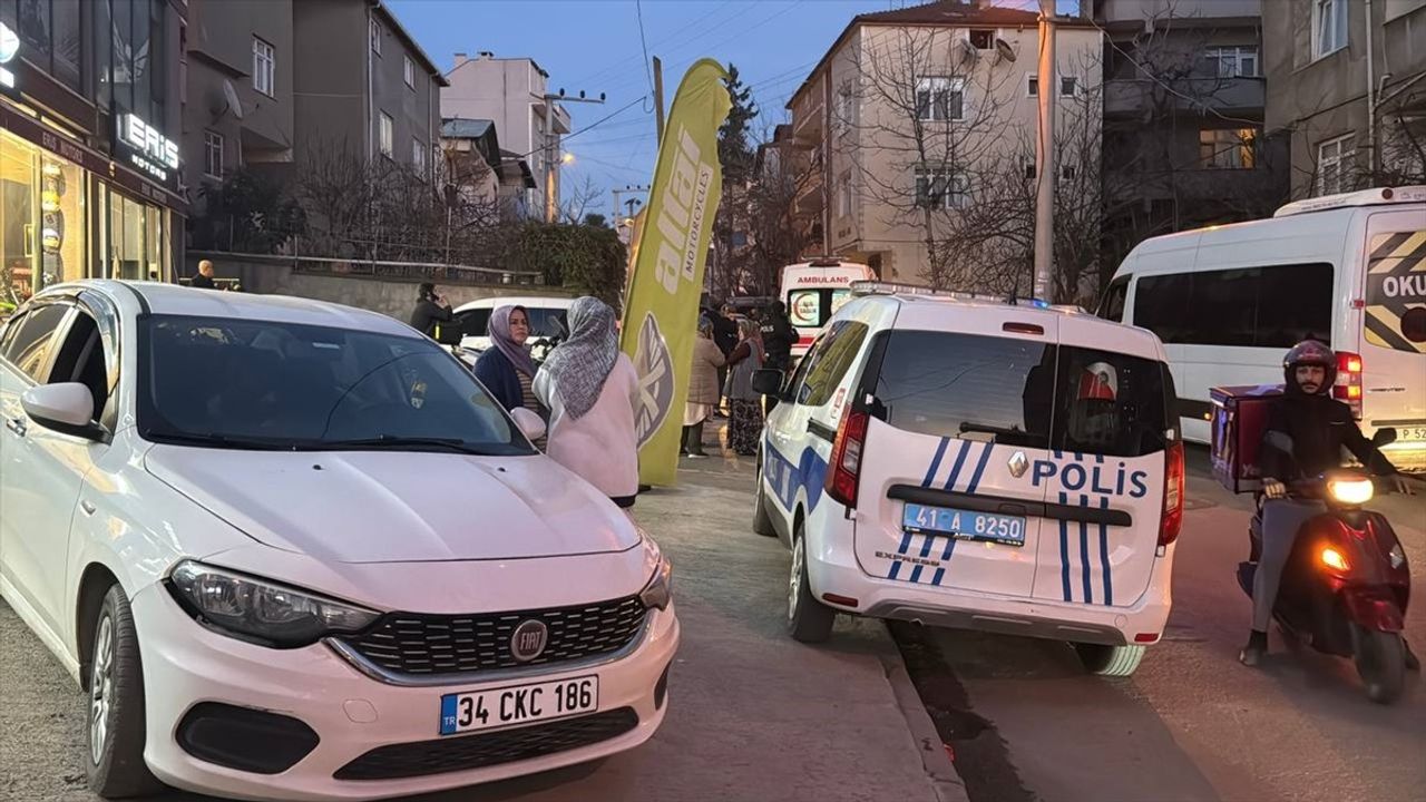 Kocaeli'de Otomobilin Çarptığı Çocuk Hastaneye Kaldırıldı