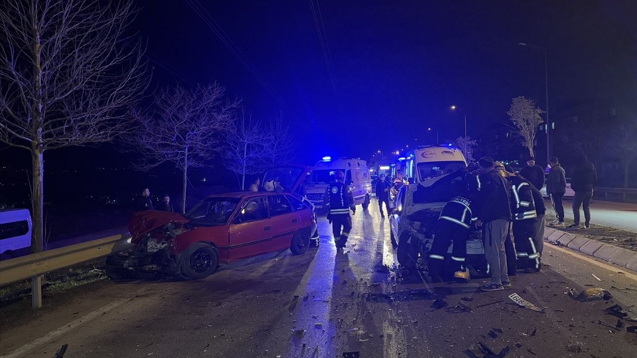 Kocaeli'de Zincirleme Trafik Kazası: 4 Yaralı