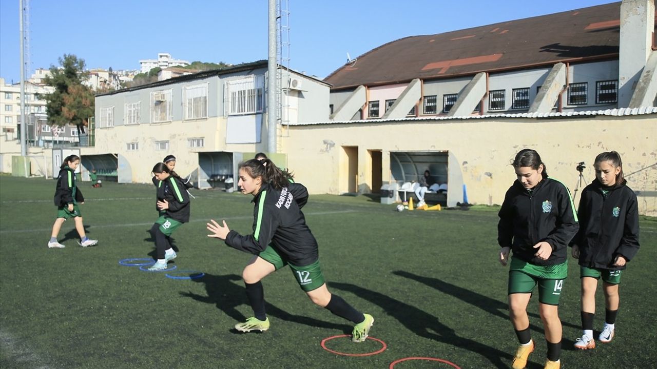 Kocaeli Kadın Futbol Kulübü 13 Yaş Altı Takımı'nın Çifte Başarısı