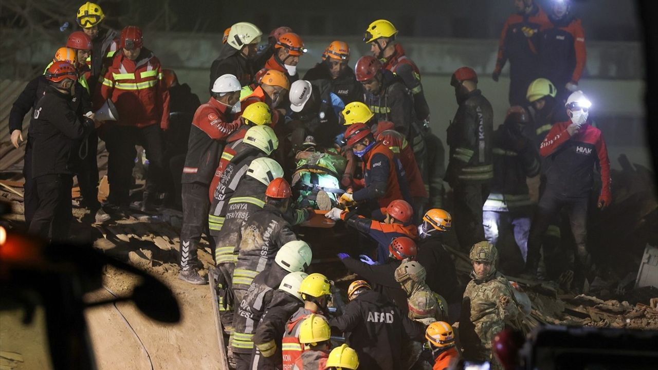 Konya'da Çöken Bina Enkazından İki Kişi Kurtarıldı