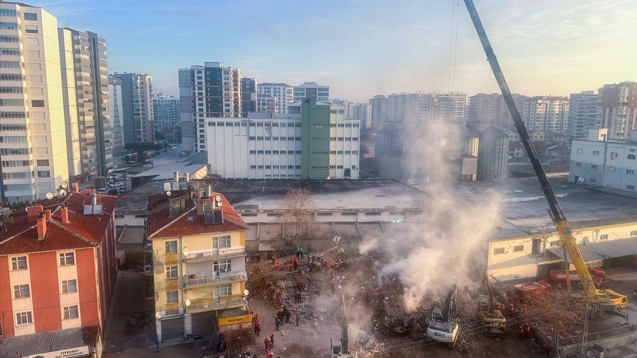 Konya'da Çöken Binada Arama Kurtarma Çalışmaları Devam Ediyor