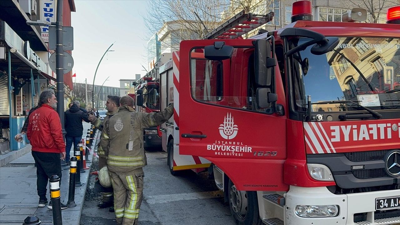 Küçükçekmece'de İş Yeri Yangını Kontrol Altına Alındı