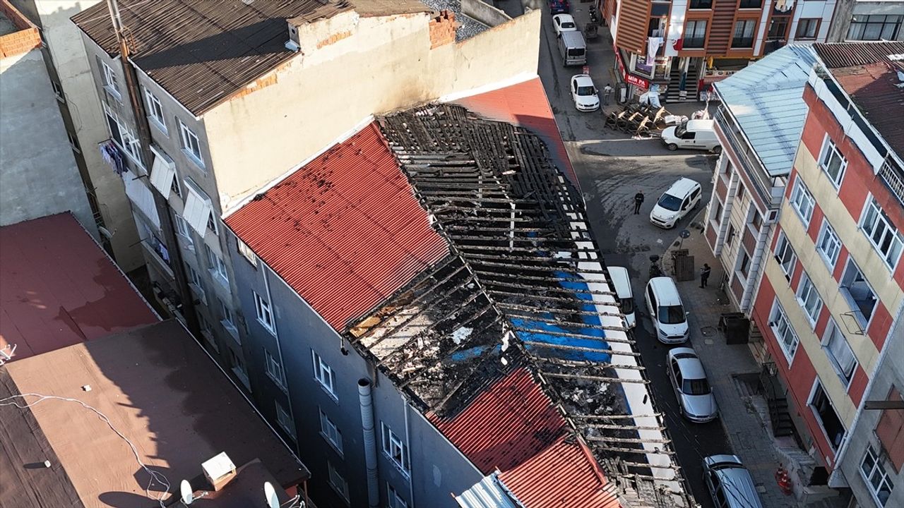 Küçükçekmece'deki İş Yerinde Yangın Çıktı
