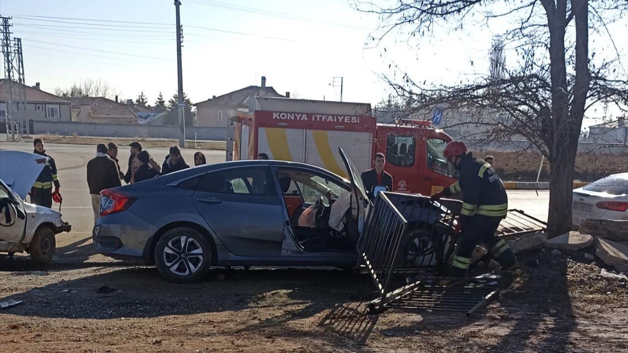 Kulu'da Otomobil ve Kamyonet Çarpıştı: 5 Yaralı