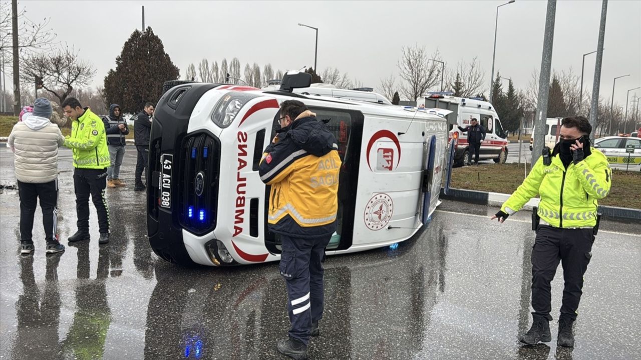 Kütahya'da Ambulans ve Otomobil Çarpışması