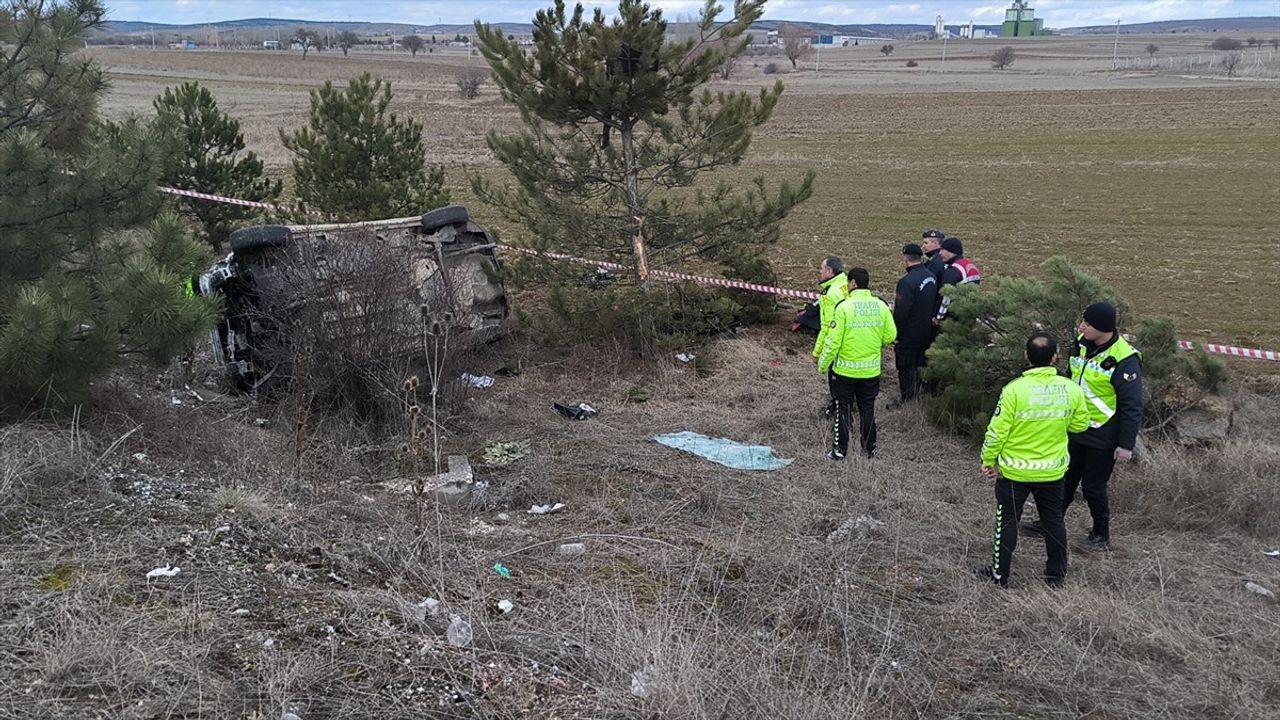 Kütahya'da Şarampole Devrilen Otomobilde Can Kayıpları