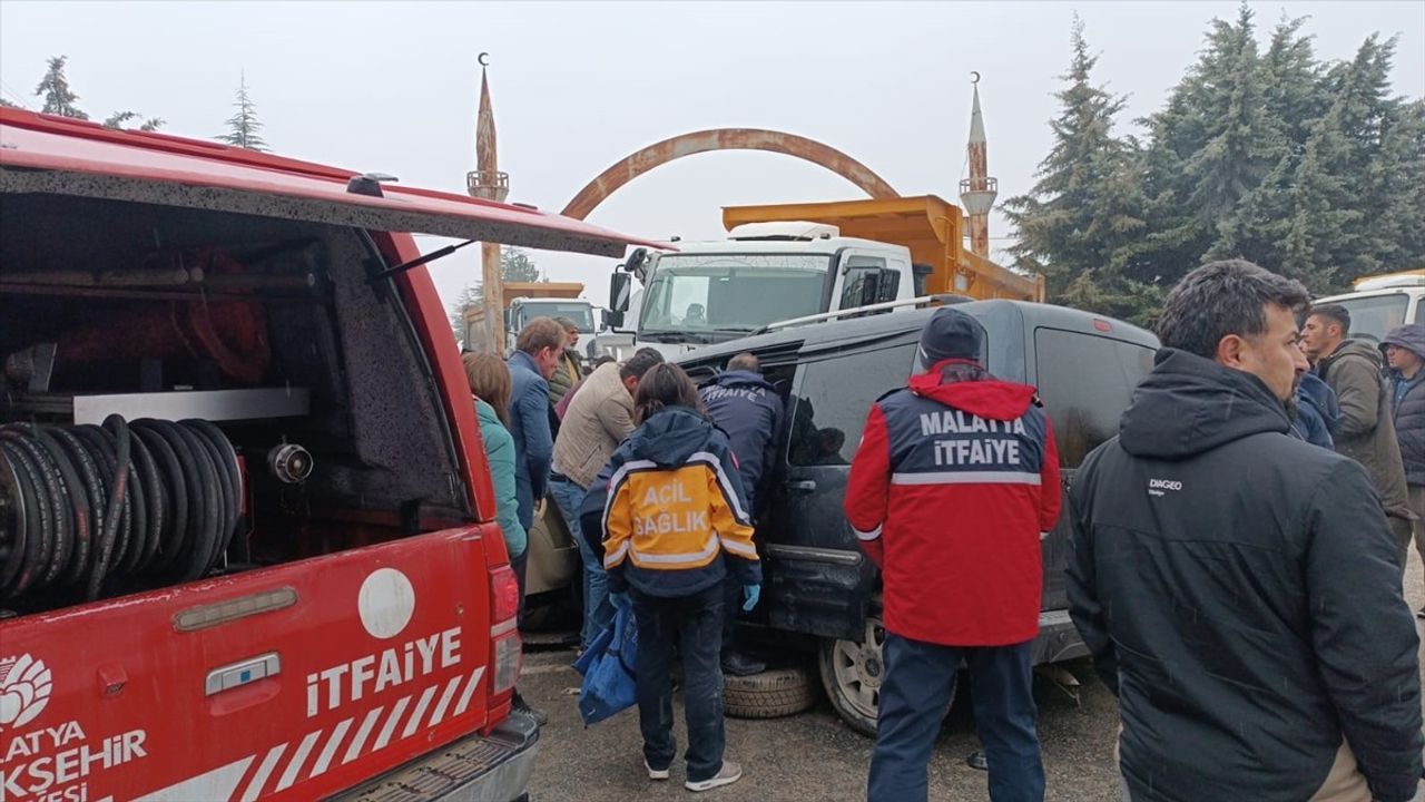 Malatya'da Kamyon-Hafif Ticari Araç Çarpıştı: 3 Yaralı