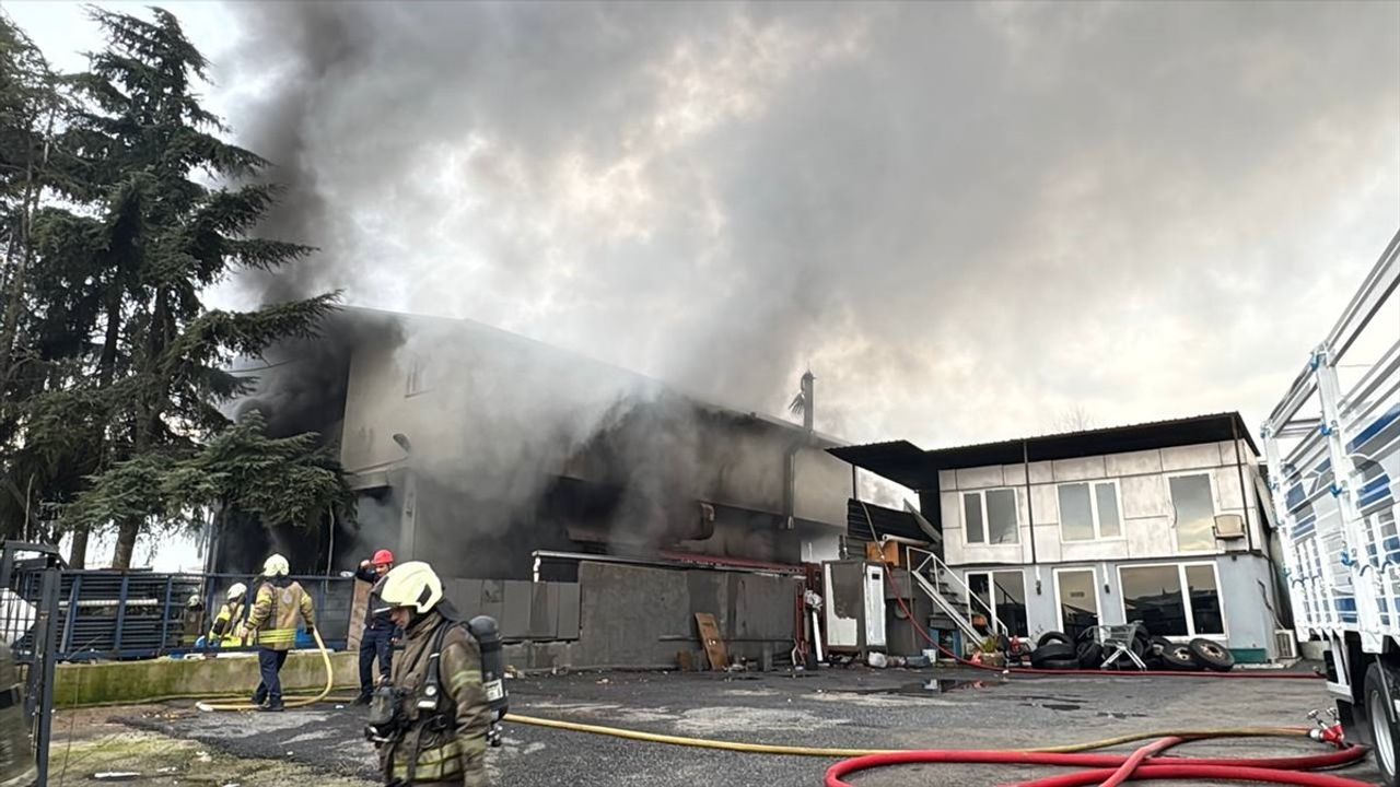 Maltepe'de 2 Katlı İş Yerinde Yangın Kontrol Altına Alındı