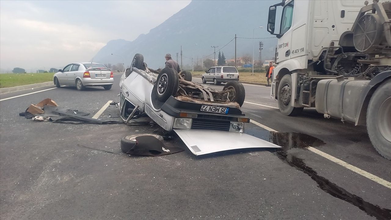 Manisa'da Minibüsle Çarpışan Otomobil Devrildi: 3 Yaralı