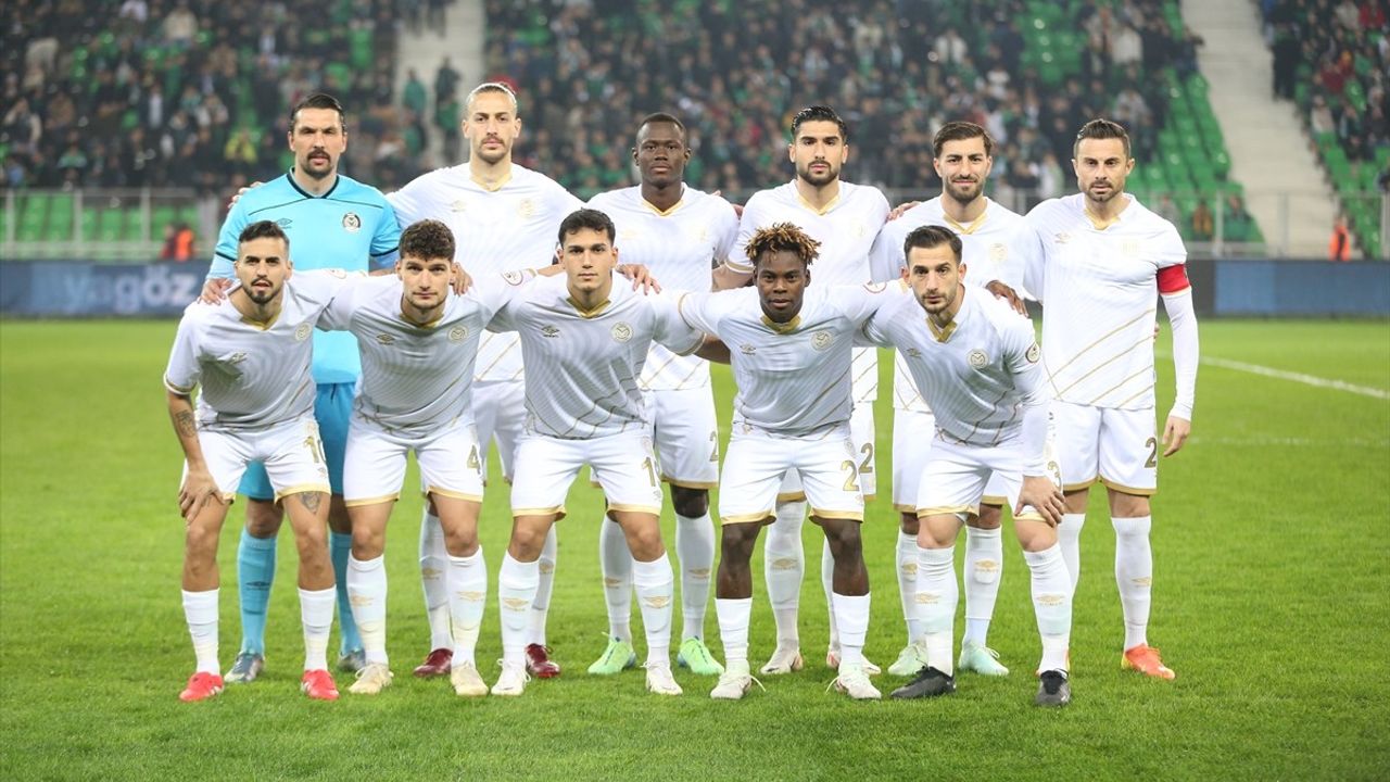 Manisa FK, Sakaryaspor'u Deplasmanda Yenerek Öne Geçti