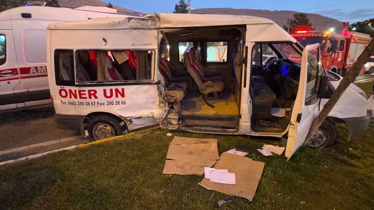 Mardin'de İşçi Servisi ile Kamyon Çarpıştı: 11 Yaralı