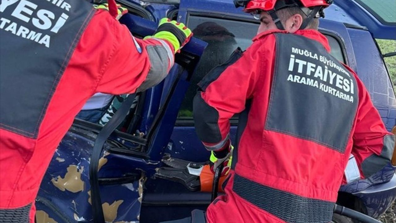 Muğla'da Minibüs ve Otomobil Çarpıştı: 3 Yaralı