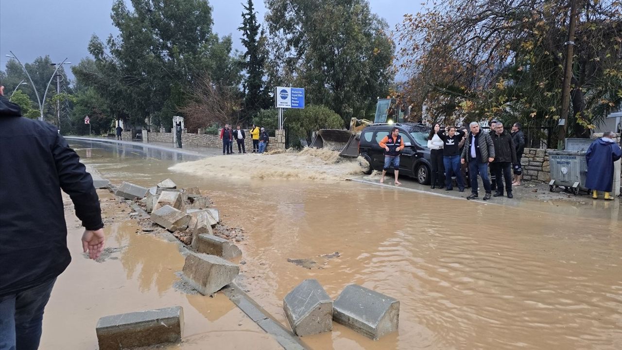 Muğla'da Sağanak Yağış Hayatı Olumsuz Etkiliyor