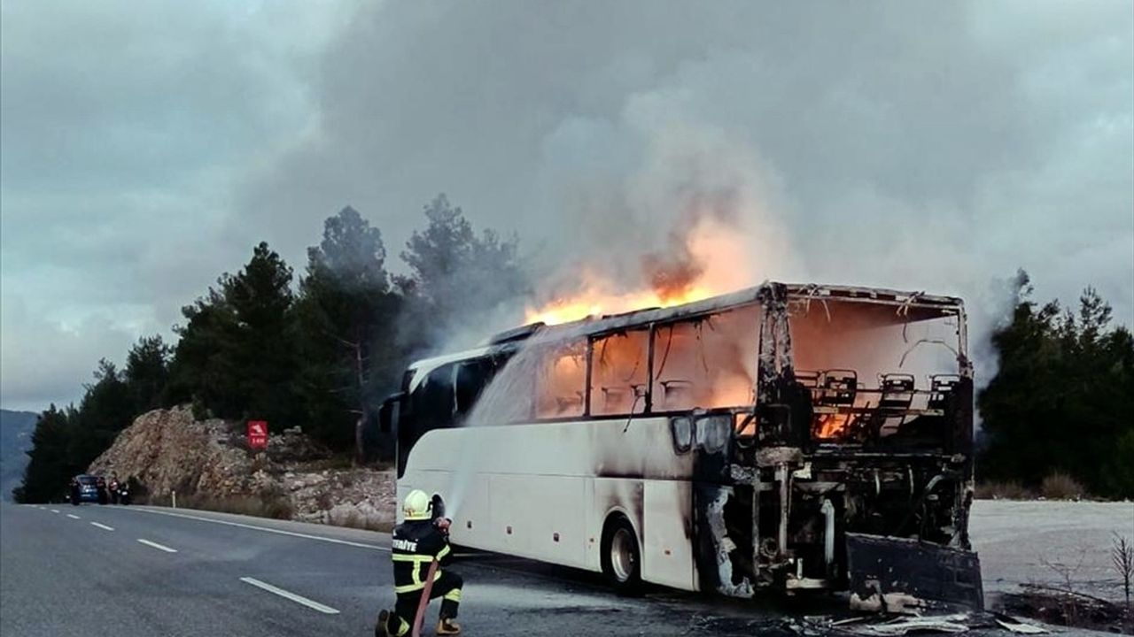 Muğla'da Seyir Halindeki Otobüste Yangın Çıktı