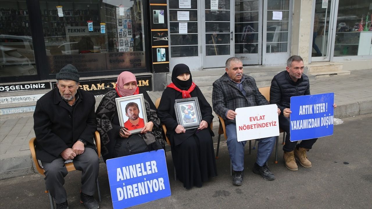 Muş'ta Ailelerin Evlat Nöbeti Devam Ediyor