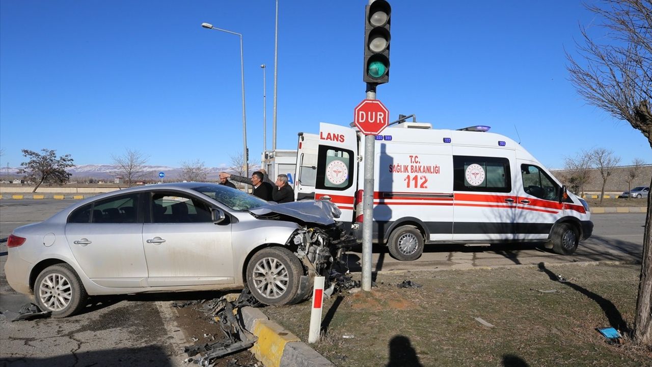 Muş'ta Otomobil Çarpışması: 6 Yaralı