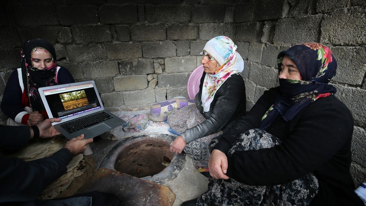 Muş'taki Kadınlar Tandırda Ekmek Pişirerek Oylamaya Katıldı