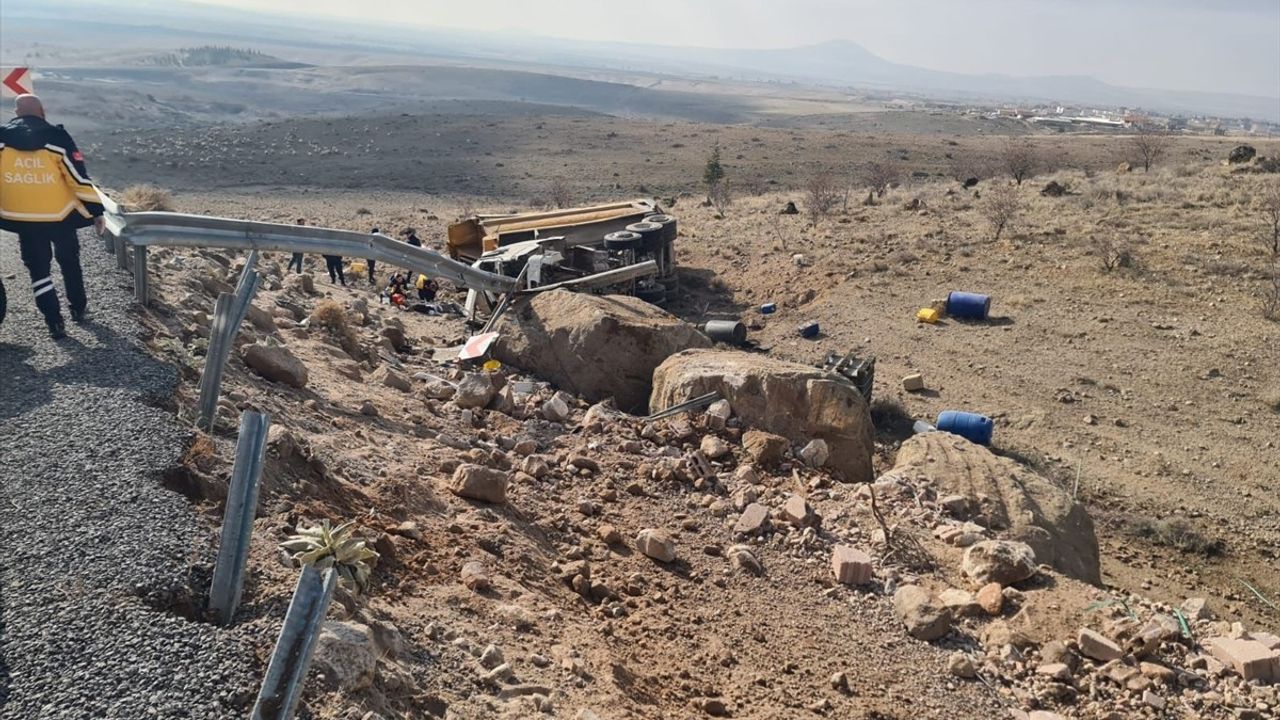 Niğde'de Kamyon Devrildi: 1 Ölü, 1 Yaralı