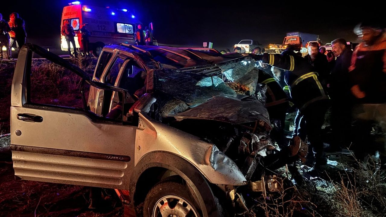 Niğde'de Trafik Kazası: 2 Ölü, 1 Yaralı