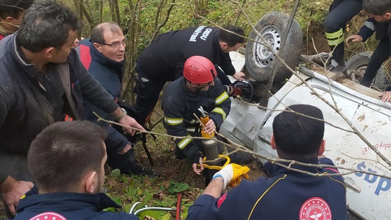 Ordu'da Uçuruma Devrilen Kamyonette Üç Yaralı