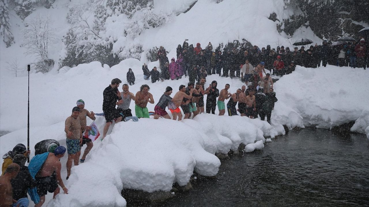 Rize'de Kar Yağışı Altında 9. Kış Yüzme Şenliği Düzenlendi