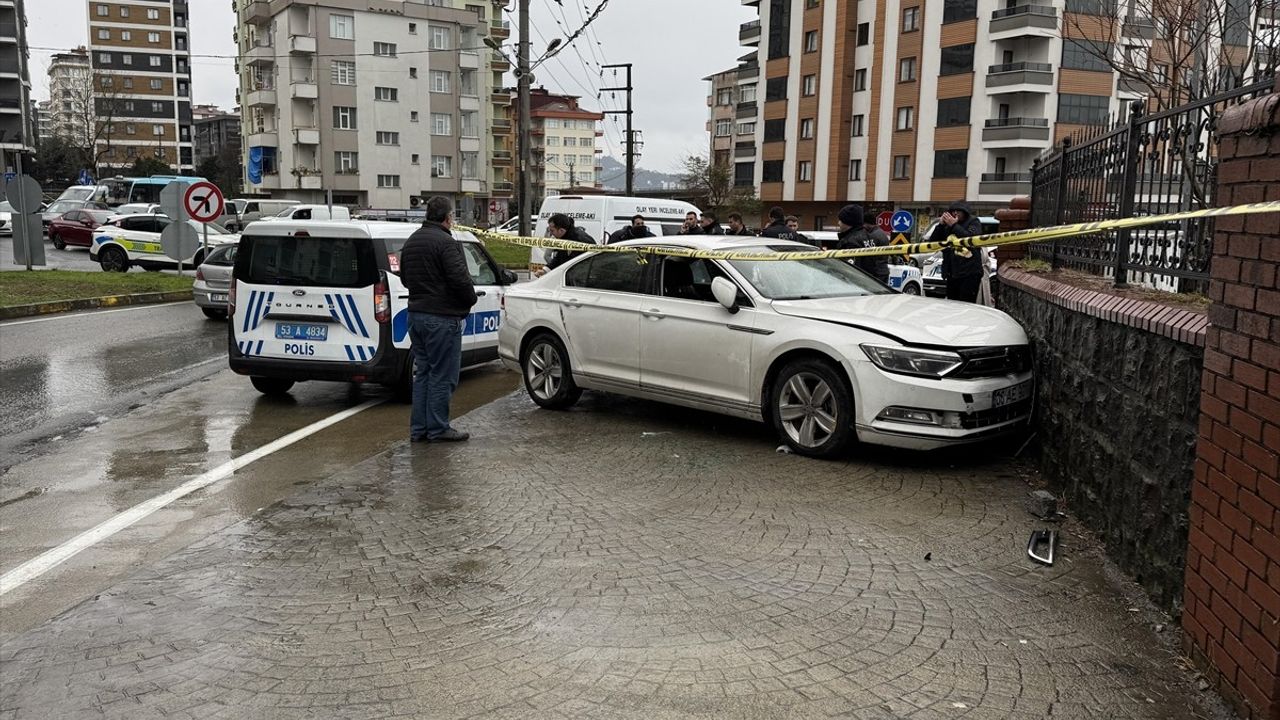 Rize'deki Trafik Kazasında Sürücü Silahla Yaralandı